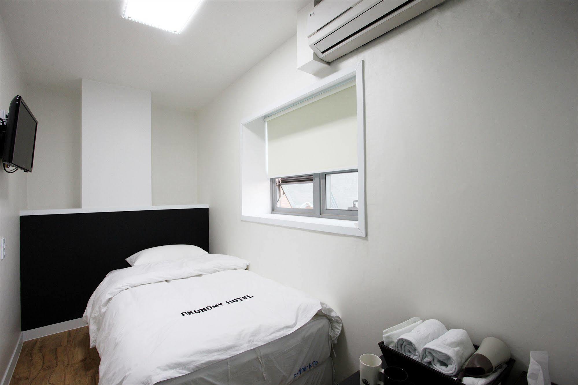 Ekonomy Hotel Myeongdong Central Seoul Exterior photo
