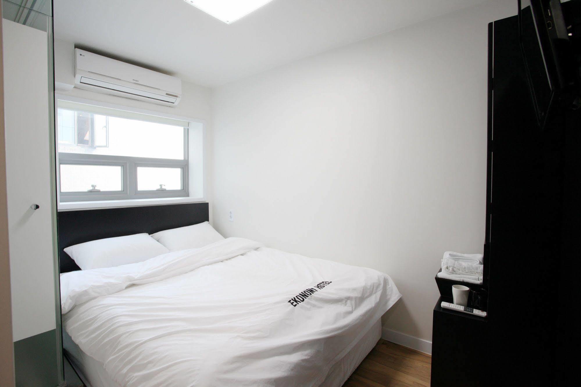 Ekonomy Hotel Myeongdong Central Seoul Exterior photo
