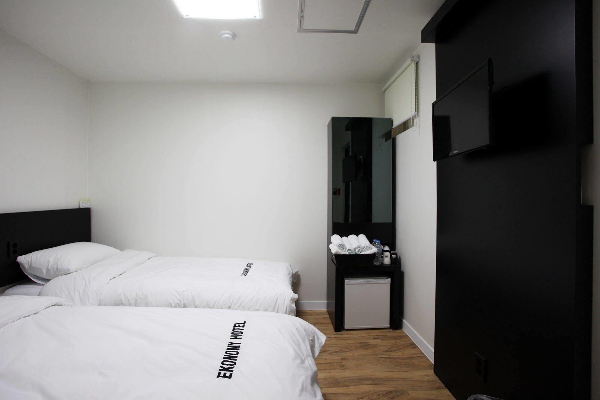 Ekonomy Hotel Myeongdong Central Seoul Exterior photo