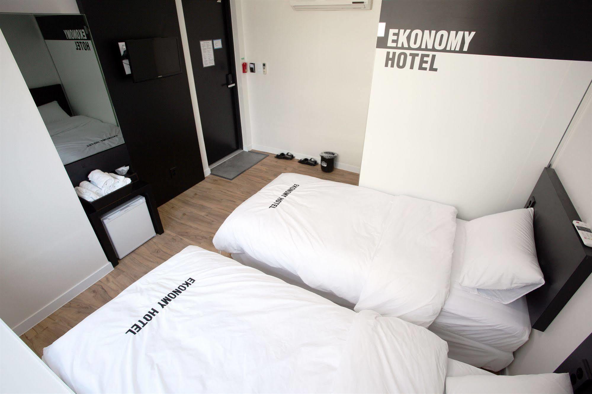 Ekonomy Hotel Myeongdong Central Seoul Exterior photo