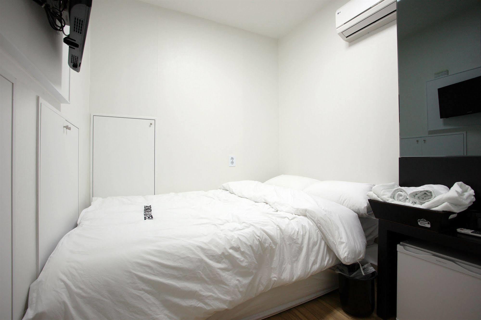 Ekonomy Hotel Myeongdong Central Seoul Exterior photo